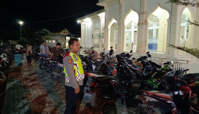 Personel Polresta Banda Aceh Berikan Rasa Aman Warga Shalat Tarawih