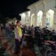 Personel Polsek jajaran Polresta Banda Aceh sedang melakukan penjagaan di sebuah masjid pada saat tarawih, sehingga masyarakat yang sedang melaksanakan ibadah merasa nyaman. (Waspada/Zafrullah)