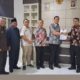 Wakil Bupati Palas, H. Achmad Fauzan Nasution, SHI, M.Pd.I didampingi Sekda Palas Arpan Nasution dan para asisten menyerahkan SK Plt Kepala BKPSDM Palas, kepada Kholil Siregar, Kamis (13/3). (Waspada/Ist).