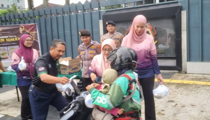 Konjen Malaysia Bagikan Takjil, Diplomasi Lewat Bubur Lambuk Di Medan