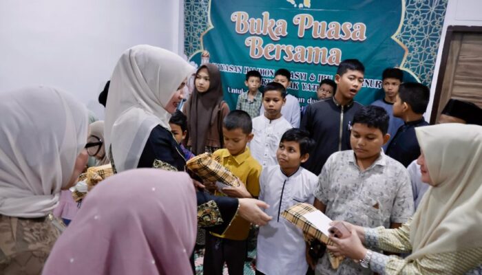 Ketua PKK Aceh Santuni Anak Yatim Di Yayasan Halimoen Al Asyi