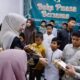 Ketua TP-PKK Aceh, Ny. Marlina Muzakir, saat menyantuni Anak Yatim pada acara Buka Puasa Bersama di Sekretariat Yayasan Halimon Al-Asyi, Gampong Lampaseh Kota, Banda Aceh, Kamis, (13/3). (Waspada/Ist)