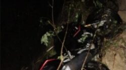 Warga menemukan sepeda motor CBR hitam list merah tertimbun material longsor di dekat TPA Sampah Batu Bola Padangsidimpuan. (Waspada/Ist)