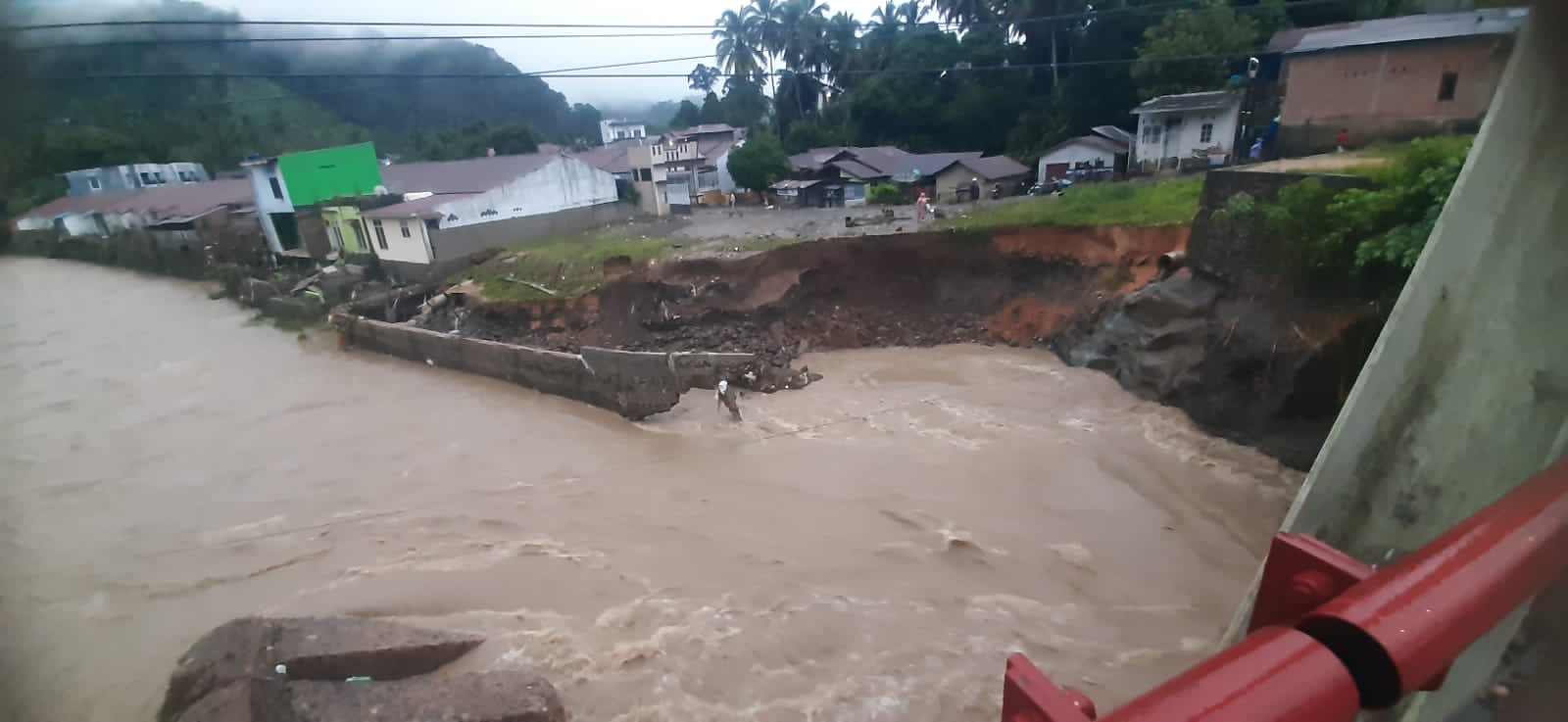 Banjir Sidimpuan, Jembatan Sihitang Nyaris Rubuh Banjir Sidimpuan, Jembatan Sihitang Nyaris Rubuh