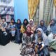 Tampak di gambar ibu-ibu IKWi Sabang foto bersama menjelang buka puasa bersama di kantor PWI Sabang. (Waspada/TZ)