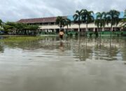 Hujan deras yang mengguyur sejumlah wilayah di Kab. Labusel, Jumat (14/3/2025) dini hari, menyebabkan halaman SD Negeri 07, SD Negeri 03, dan SD Negeri 10 di Kel. Kotapinang, terendam banjir. Waspada/Deni Daulay