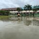 Hujan deras yang mengguyur sejumlah wilayah di Kab. Labusel, Jumat (14/3/2025) dini hari, menyebabkan halaman SD Negeri 07, SD Negeri 03, dan SD Negeri 10 di Kel. Kotapinang, terendam banjir. Waspada/Deni Daulay