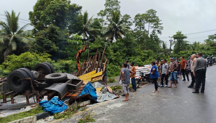 Truk Bawa 25 Ton Beras Jungkir Balik Di Tanjakan Semen