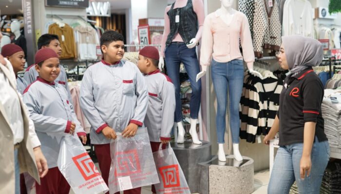 Inalum Ajak Anak Yatim Belanja Pakaian Lebaran