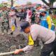 Polres Pematangsiantar melalui Polsek Siantar Marihat menugaskan Bhabinkamtimas Kel. Sukamaju mengikuti kegiatan gotong kebersihan di Jl. Farel Pasaribu, Kel. Sukamaju, Kec. Siantar Marihat, Jumat (14/3).(Waspada-Ist).