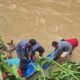 Pasca banjir Padangsdimpuan. warga temukan mayat pria di pinggir sungai Batang Angkola. (Waspada/Ist)