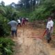 WARGA Pakkat secara swadaya melakukan pembersihan material longsor yang menimpa badan jalan. Waspada/Ist