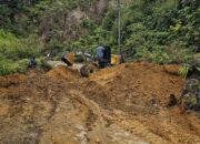 UPTD PUPR Doloksanggul Bersihkan Meterial Longsor Di Ruas Jalan Provinsi