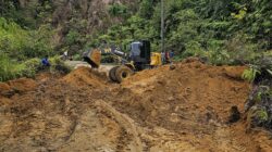 ALAT BERAT Jenis Wheel Loader membersihkan material longsor dari badan jalan di ruas Jalan Provinsi, Daerah Kab. Humbahas. Waspada/Ist