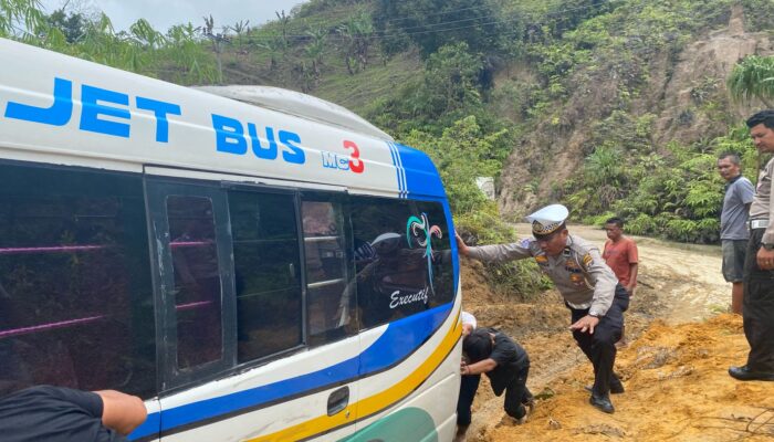 Longsor Di Pakkat, Polres Humbahas Bantu Pengaturan Lalu Lintas