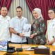 KETUA DPRD Sumut Erni Ariyanti, berfoto bersama Ketua KPID Anggia Ramadhan, Wakil Edward Thahir, dan Koordinator Bidang Kelembagaan Dearlina Sinaga, usai menerima buku Laporan Tahunan KPUD Tahun 2024, di ruang pimpinan dewan, Jumat (14/3). Waspada/ist