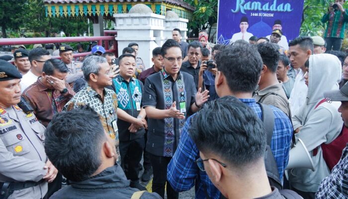 Rico Waas Temui Aksi Mahasiswa:  “Kritikan Ini Membantu Saya Bekerja”
