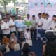 Bupati Langkat H.Syah Afandin dan Wagubsu H Surya (tengah) foto bersama usai menyerahkan bantuan di Halaman Masjid Ubudiyah P.Brandan, Jumat (14/3/25).Waspada/Boy Aprizal 