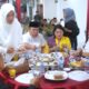 Wakil Wali Kota Pematangsiantar Herlina (berdiri paling kiri) menggelar buka puasa bersama di rumah dinas wakil wali kota, Jl. Maluku, Kel. Bukit Sofa, Kec. Siantar Sitalasari, Jumat (14/3).(Waspada-Ist).
