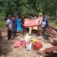 DINSOS Langkat melalui TKSK dan petugas PKH salurkan bantuan kemanusian kepada warga yang rumahnya ambruk. Waspada/Asrirrais