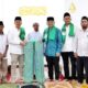 Bupati Simalungun Anton Saragih didampingi Camat Bandar Huluan Akbar Putra Siregar menyerahkan dua gulung sajadah panjang diterima pengurus Yayasan Darul Putera Madina, Darma Putra, Jumat (14/3) malam.(Waspada/ist).