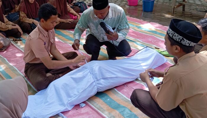 Pelajar SMPN 1 Lhoksukon Dibekali Pengetahuan Mengurus Jenazah