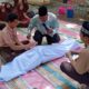 Siswa SMP Negeri-1 Lhoksukon, Aceh Utara sedang belajar tentang mengurus jenazah, Sabtu (15/3). Waspada/Zainal Abidin