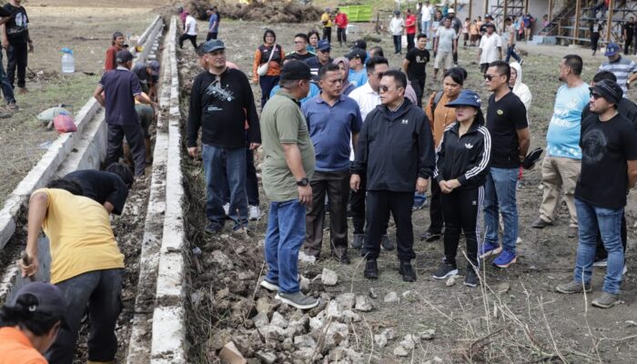 Ratusan Pegawai Pemko Gotong Royong Benahi Stadion Sangnaualuh