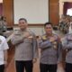 Kapolres AKBP Yogen Heroes Baruno (dua kanan depan) menyambut kunjungan Irwasda Poldasu Kombes Pol Nanang Masbudi (dua kiri depan) dan lainnya saat Tim Itwasda Poldasu memeriksa kinerja Polres Pematangsiantar di aula Widya Satya Brata, Mapolres, Jl. Sudirman, Sabtu (15/3).(Waspada-Ist).