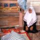 Istri Gubernur Aceh, Ny. Marlina Muzakir, saat melayat ke rumah duka alm. Muhammad Zaini yang merupakan juru mudi pribadinya di Gampong Keutapang Bambong, Kec. Delima, Kab. Pidie, Sabtu, (15/3). (Waspada/Ist)