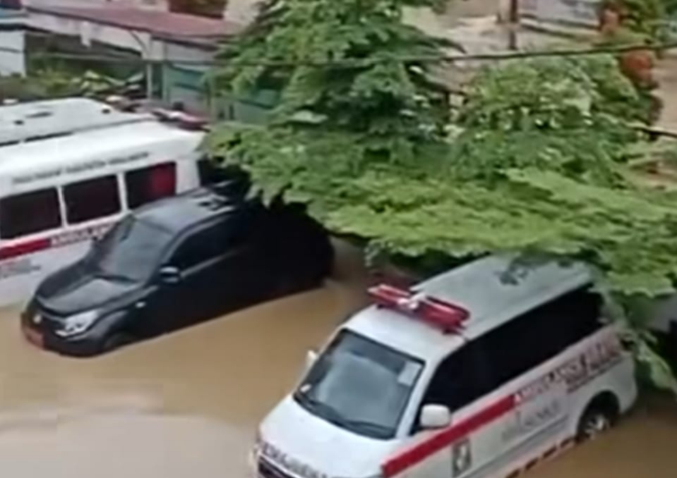 Kota Wisata Parapat Diterjang Banjir, Warga Panik Kota Wisata Parapat Diterjang Banjir, Warga Panik
