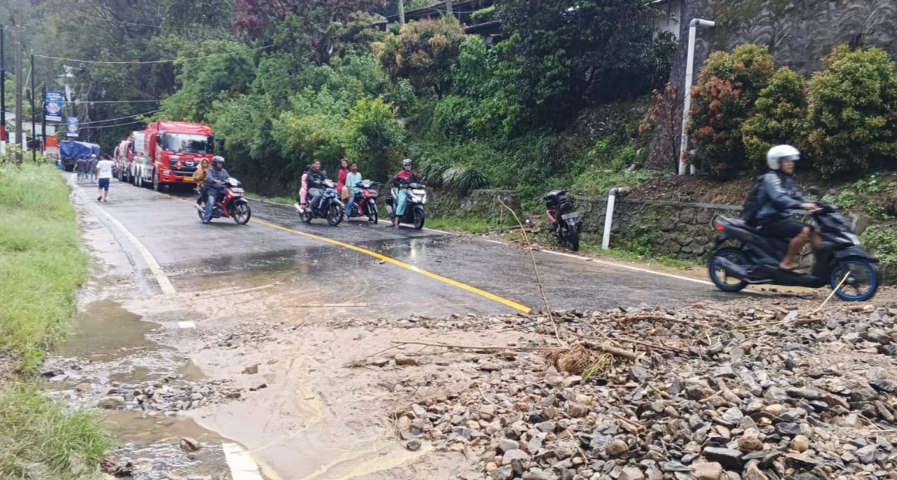 Kota Wisata Parapat Diterjang Banjir, Warga Panik Kota Wisata Parapat Diterjang Banjir, Warga Panik