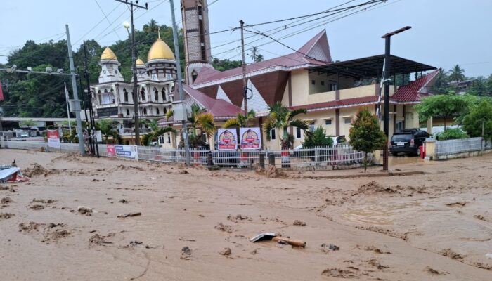 Kota Wisata Parapat Diterjang Banjir, Warga Panik