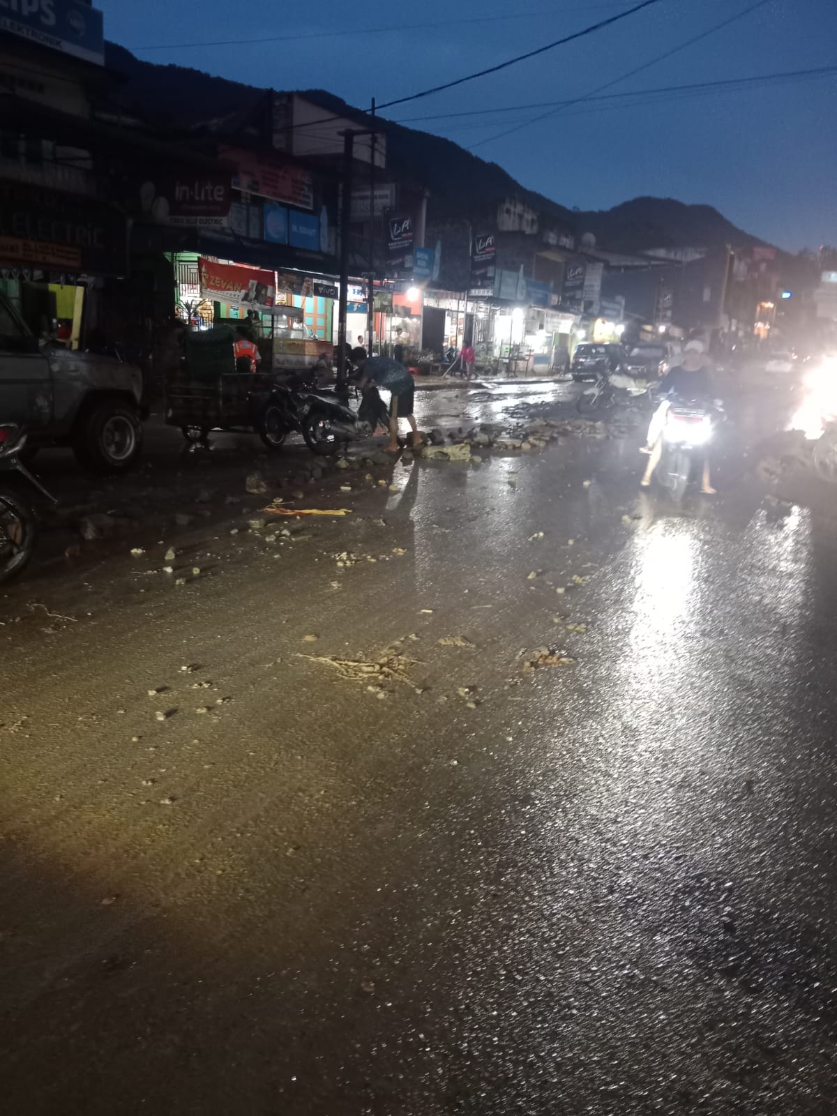 Kota Wisata Parapat Diterjang Banjir, Warga Panik Kota Wisata Parapat Diterjang Banjir, Warga Panik