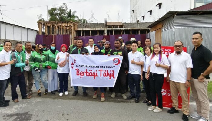 Paguyuban Sinarmas Sumut Berbagi Takjil Kepada Komunitas Ojol