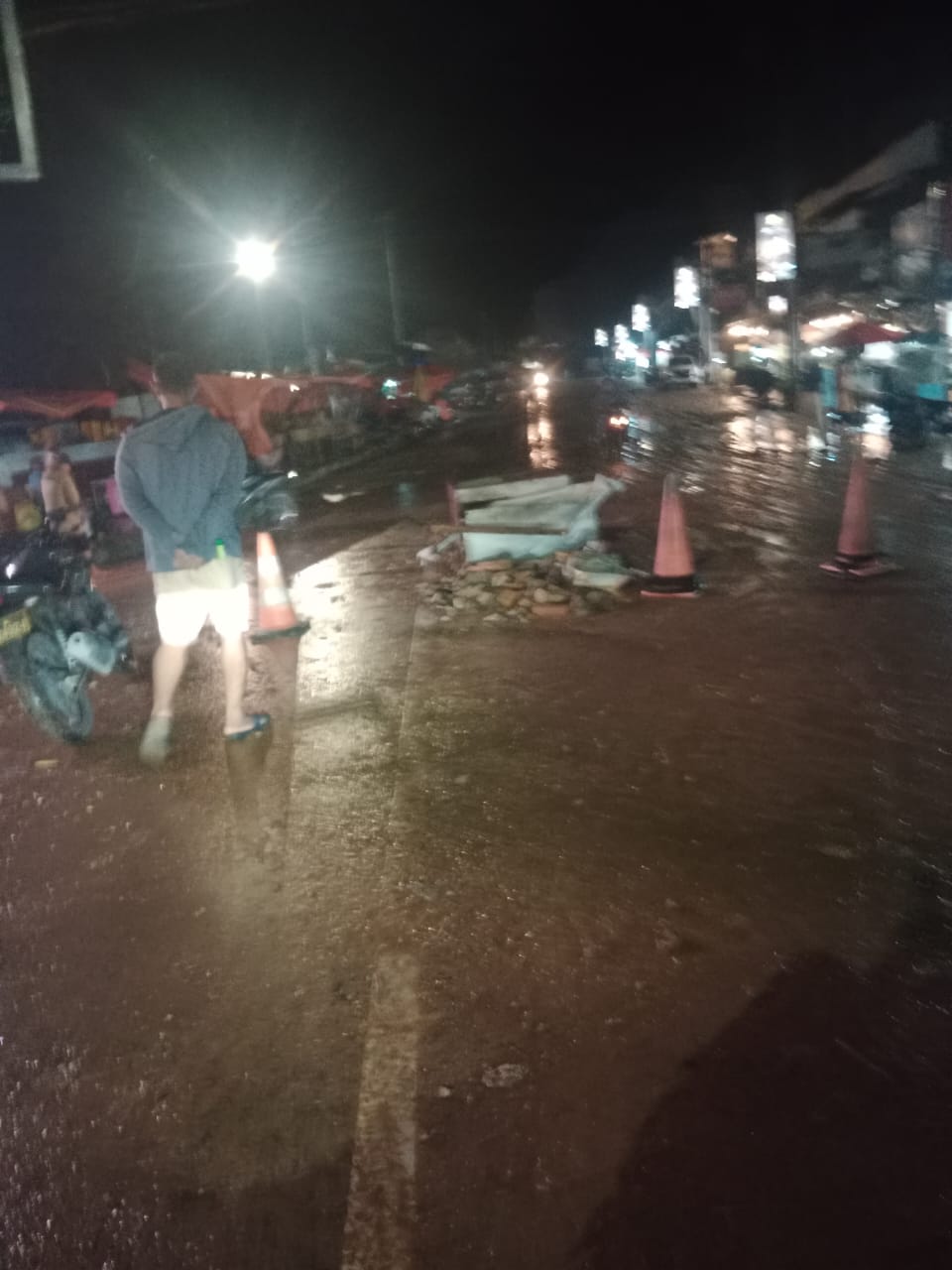 Kota Wisata Parapat Diterjang Banjir, Warga Panik Kota Wisata Parapat Diterjang Banjir, Warga Panik