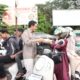 Ketua DPRK Banda Aceh membagikan 1000 paket takjil dalam bulan ramadhan ini kepada warga pengguna jalan diseputar Kota Banda Aceh, Minggu (16/03/25).(Waspada/T.Mansursyah)