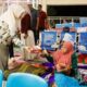 Ketua TP-PKK Aceh, Ny. Marlina Muzakir, menggelar aksi sosial dengan membagikan bingkisan dan makanan untuk sahur di bulan ramadhan kepada keluarga pasien di RSUDZA, Banda Aceh, Minggu (16/3) dini hari. (Waspada/Ist)
