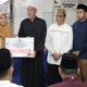 Wakil Wali Kota Pematangsiantar Herlina (tiga kiri) mewakili Wali Kota menyerahkan bantuan dana hibah kepada Ketua BKM Masjid Al-Hidayah Ridwan Bangun (empat kiril saat Safari Ramadhan Pemko Pematangsiantar di Masjid Al-Hidayah, Jl. Rakutta Sembiring, Gg. Metro, Kel. Nagapita, Kec. Siantar Martoba, Sabtu 15/3). sore.(Waspada-Ist).