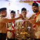 Gubernur Aceh H. Muzakir Manaf (Mualem) didampingi Bupati Aceh Barat Tarmizi dan Wakil Bupati Said Fadhel saat menyerahkan piala bergilir juara kepada Kwarcab Aceh Besar di lapangan dinas Pendidikan Aceh Barat, Sabtu (15/3) malam (Waspada/Muji Burrahman)