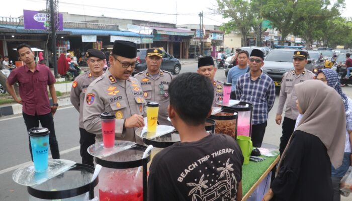 Kapolres Langkat Patroli Jalan Kaki, Pastikan Pedagang Takjil Bebas Pungli