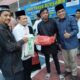 Kepala SMA Negeri 15 Adidarma Banda Aceh, Zulfikar Tijue, SE, MSi bersama Kepala Cabang Dinas Pendidikan Wilayah Kota Banda Aceh dan Aceh Besar, Syarwan Joni, S.Pd.,M.Pd dan Ketua DMI Aceh Tgk Fachruddin Lahmuddin SAg MPd, menyerahkan bantuan sembako kepada siswa di halaman sekolah setempat, Sabtu (15/03/25).(Waspada/T.Mansursyah)