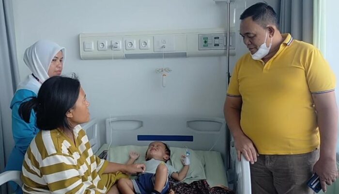 Pasien Miskin Tidak Miliki BPJS Menangis Haru Dibantu Dahnil Ginting