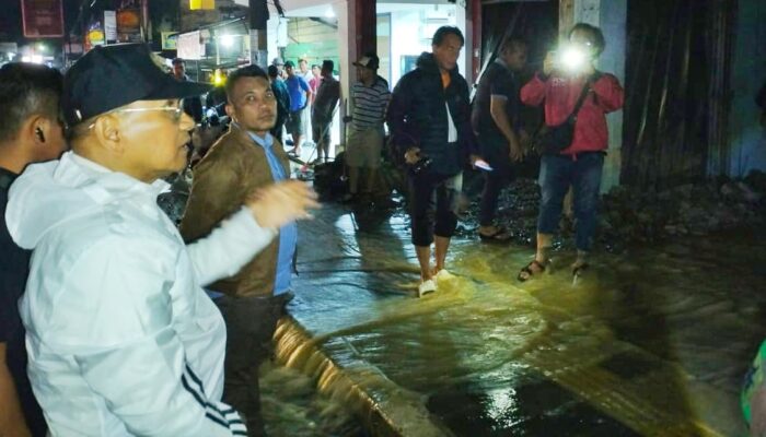 Tinjau Lokasi, Bupati Simalungun Turunkan Alat Berat Bersihkan Material Dampak Banjir Dan Longsor