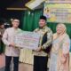 Bupati Agara, Salim Fakhry menerima dana bantuan untuk anak yatim dan masjid. Waspada/Seh Muhammad Amin