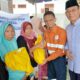 General Manager Operations & Deputy Director Operations PT Agincourt Resources, Rahmat Lubis, (2 kanan) dan Bupati Tapanuli Selatan, Gus Irawan Pasaribu, ( kanan) menyerahkan bantuan kepada warga korban banjir di Desa Silaiya, Kecamatan Sayur Matinggi, Tapanuli Selatan, Minggu (16/3/2025). Wadpada/ist.