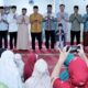 Bupati Simalungun Anton Saragih saat membersamai Tim Safari Ramadhan Pemkab Simalungun di Masjid Muhajirin Nagori Cingkes, Minggu (16/3) malam.(Waspada/ist).