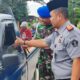 Kepala Rutan Tarutung, Evan Yudha Putra Sembiring bersama Komandan Subdenpom 1/2-2 Tarutung, Lettu CPM SA Rumahorbo membagikan takjil kepada masyarakat sekitar Masjid Syuhada Tarurung, Senin (17/3). Waspada/ist