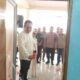 Pemred Waspada. id Hendra DS saat menggunting pita peresmian Kantor Biro Waspada id Binjai-Langkat di Sekretariat Jalan Sawo Kotamadya Binjai, Senin (17/3/25) sore.