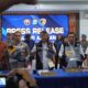 Dirkrimum Polda Sumut Kombes Pol Sumaryono, didampingi Kapolres Asahan AKBP Afdhal Junaidi, Kabid Labfor, dan dokter Forensik RS Bhayangkara Medan, memperlihatkan barang bukti, sebuah senpi yang sempat digunakan salah satu tersangka untuk membubarkan kerumunan para remaja. Waspada/Sapriadi